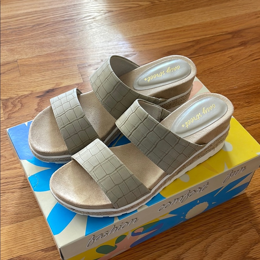 Easy Street Women's Taupe Croco Sandals